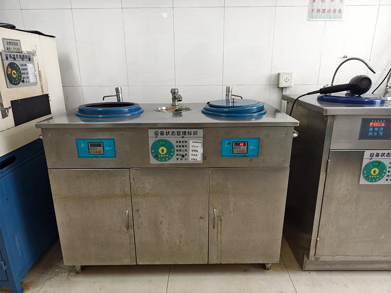Metallographic polishing machine